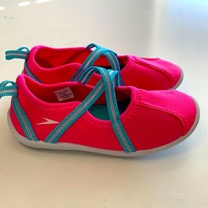 Never worn! Little kid pink blue large size 9-10 speedo water shoes